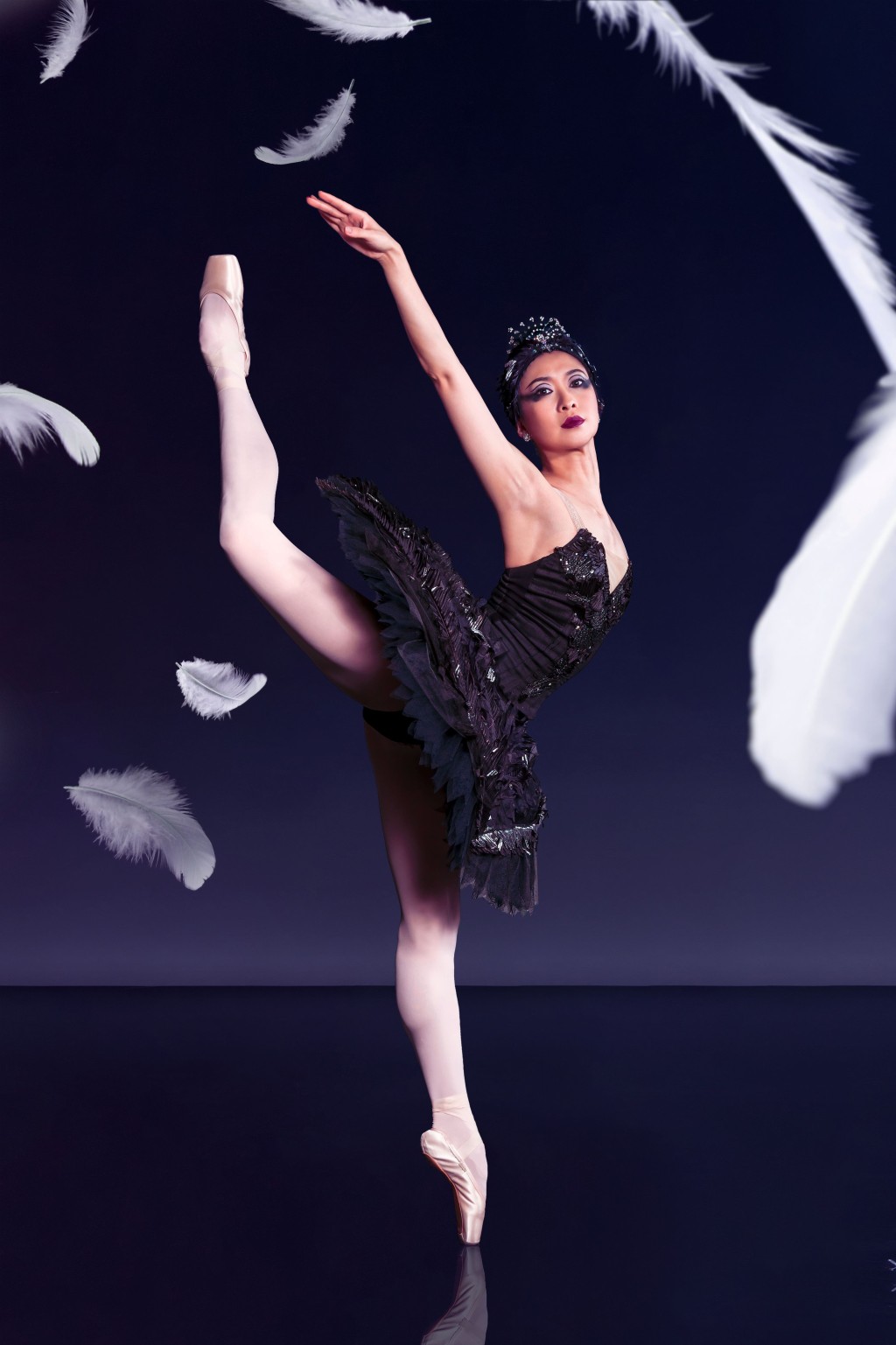 香港芭蕾舞團本舞季壓軸上演《天鵝湖》，將於5月31日至6月9日假香港文化中心大劇院連演9場。Dancer_Ye Feifei; Photography SWKit; Courtesy of Hong Kong Ballet