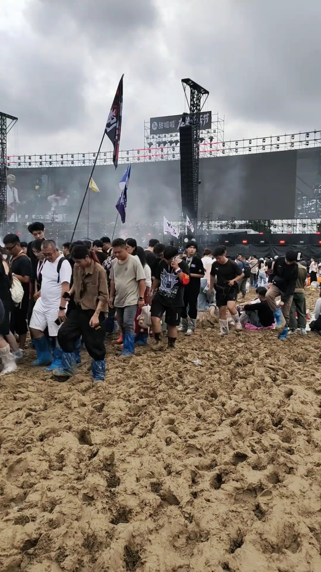 現場泥濘極厚，讓人寸步難行。抖音@LS
