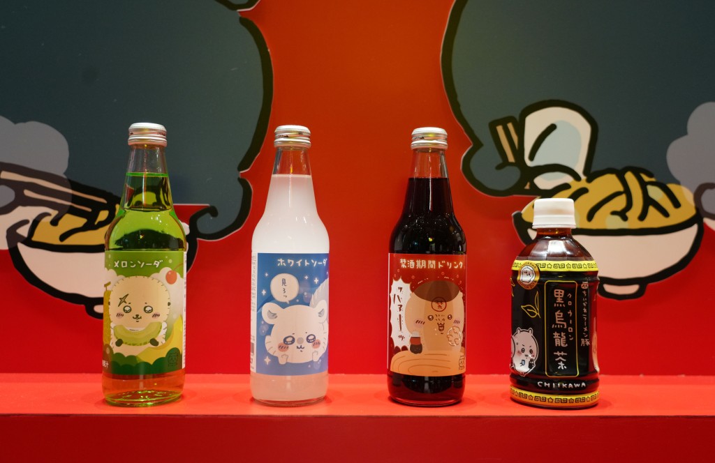 供應之飲品盛載器皿印有《CHIIKAWA》漫畫角色插圖，顧客更可帶走瓶裝飲料作為留念。