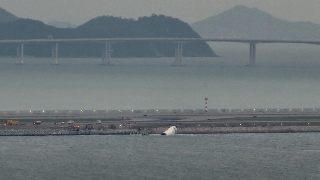 航空公司和飛機的擁有者正趕來香港,機管局會與他們商量如何盡快移走飛機。黃文威攝 航空公司和飛機的擁有者正趕來香港,機管局會與他們商量如何盡快移走飛機。黃文威攝