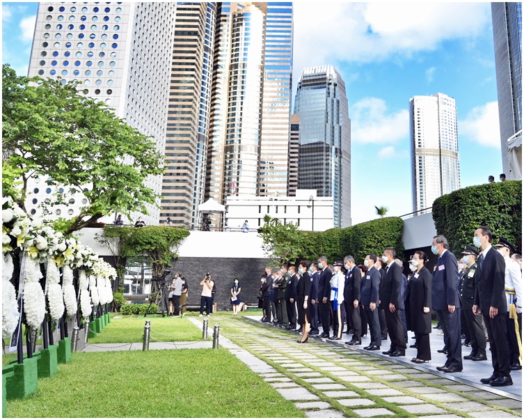 港府今早在香港大會堂紀念花園舉行紀念儀式。