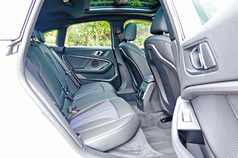 ●后排设有独立冷气风口，脚位算很合理。