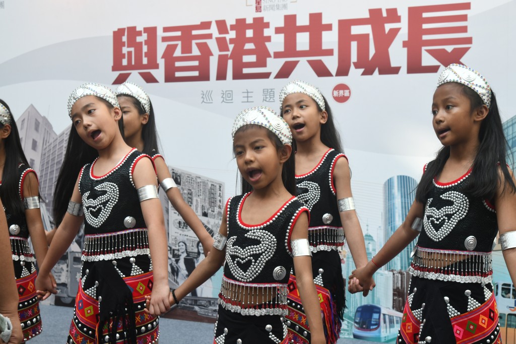 雲南「飛越彩虹」佤族童聲合唱團為現場觀眾表演佤族傳統舞蹈《甩髮 舞》等。
