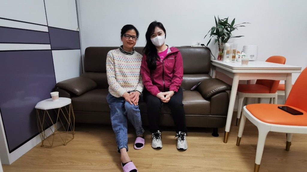 陳穎欣（右）轉介跟進李小姐個案，助其成功「上樓」。陳穎欣Facebook圖片