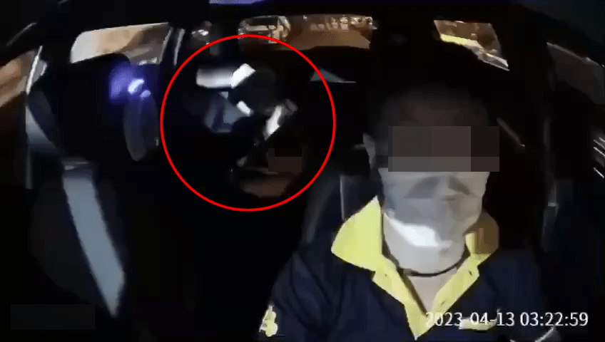 網民熱議一段的士司機「擰頭喪𥄫」的車cam影片，片中的哥接載兩名少女，其中少女飲醉酒（紅圈）。