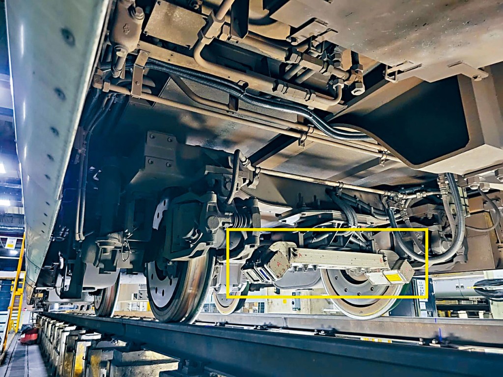 實時軌道動態性能監察系統通過安裝在列車上的相關設備(黃色框內)，持續監察路軌狀況。