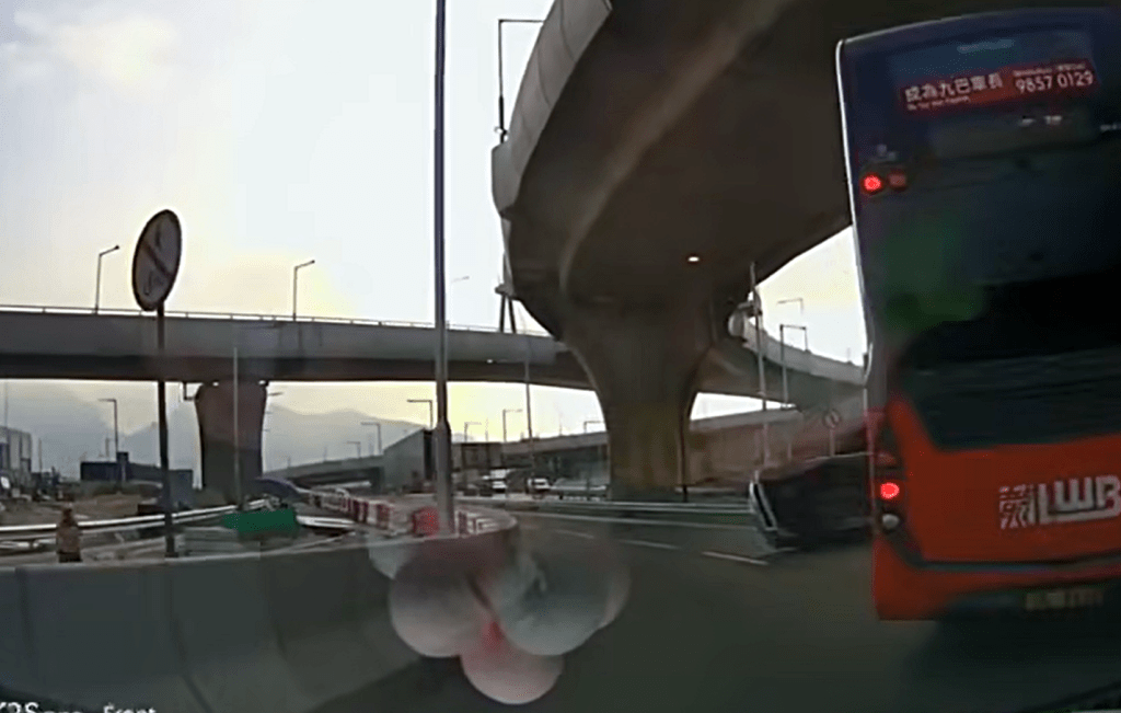 私家車被撞翻。fb： 車cam L（香港群組）