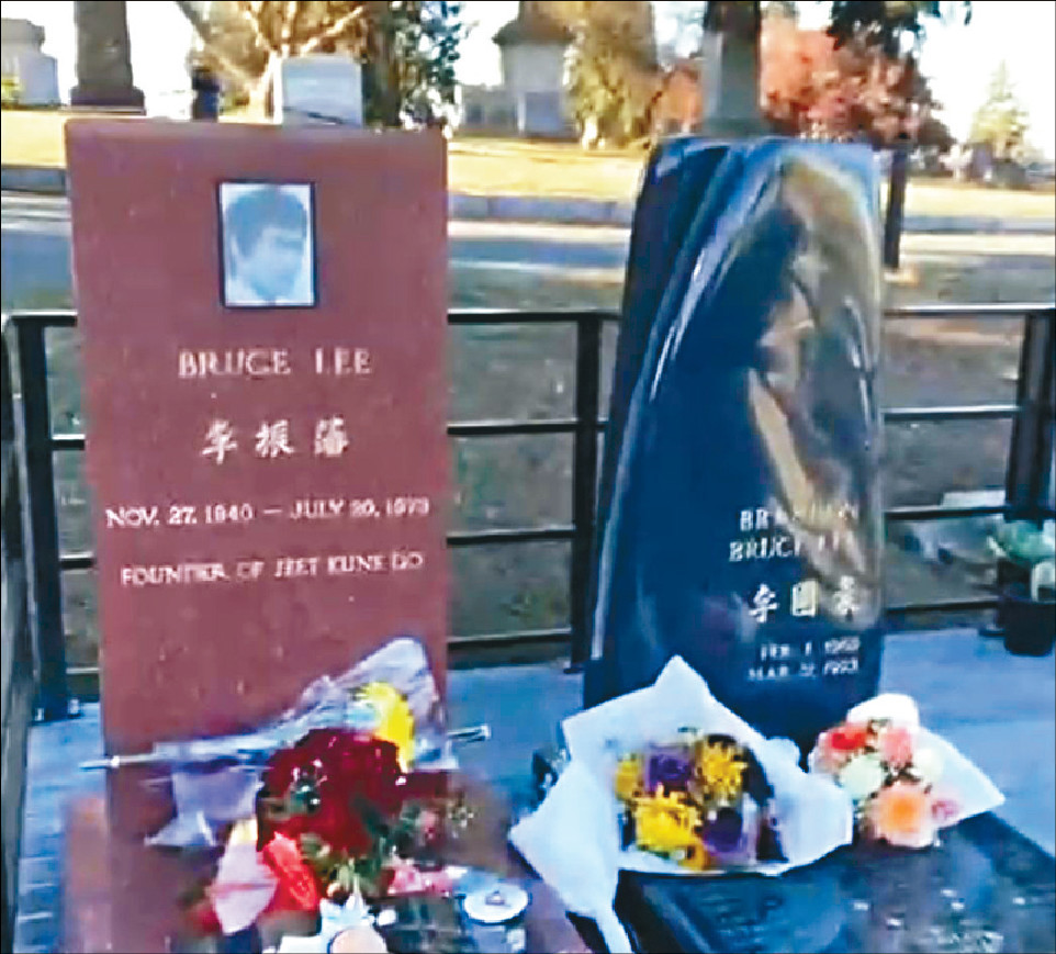 ■11月27日是李小龍的82歲忌辰，寶寶喺西雅圖期間順道弔唁偶像及其兒子李國豪。
