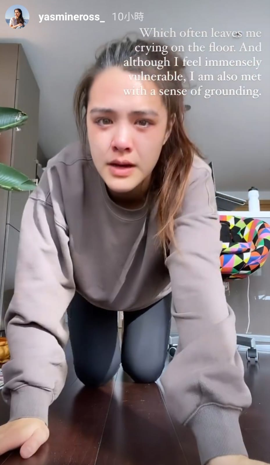 Yasmine一度情緒崩潰，跪在地上抱頭痛哭。