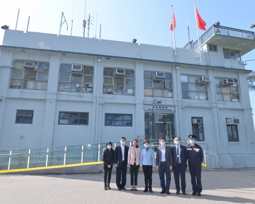 林鄭月娥到訪落馬洲和深水埗運動場。政府新聞處