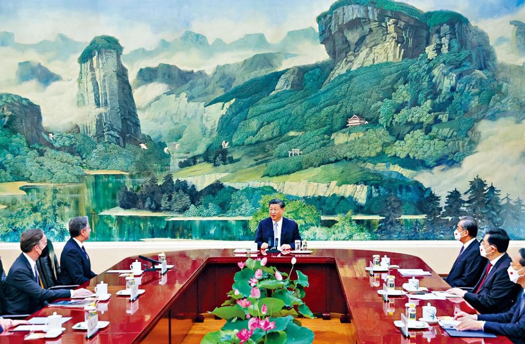 習近平坐在主席位。布林肯(左二)等中美官員分坐兩旁。
