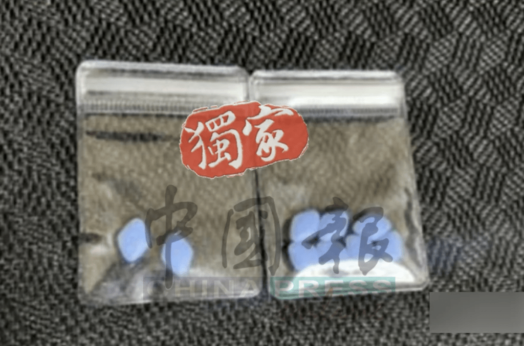 馬國《中國報》公開的兩張獨家照片，可見黃明志遭警方押返警局調查，另一張則顯示警方自他身上搜出9顆藍色藥丸。