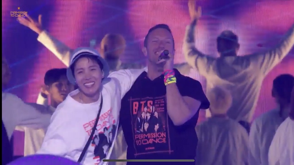 Chris Martin同J-HOPE。