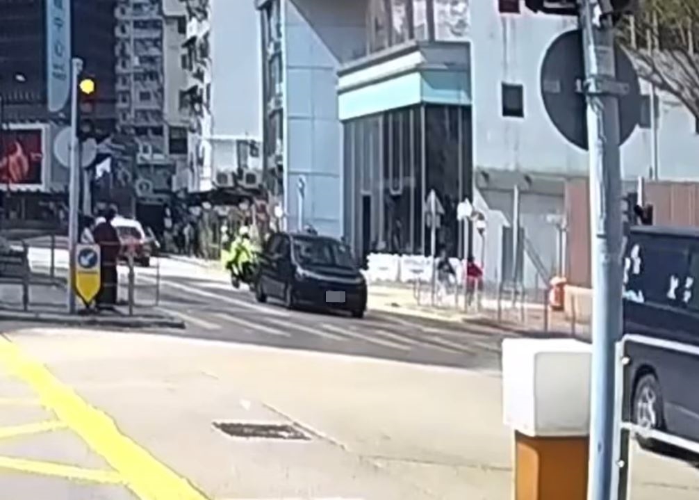 七人車和警察電單車依次沿佐敦道行駛。fb車cam L（香港群組）影片截圖