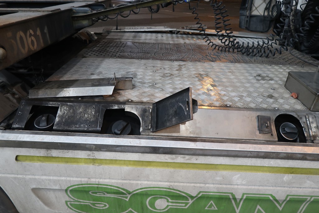 貨車拖頭左右兩側的金屬蓋板下均藏有一個額外油箱蓋，内藏懷疑非法電油。政府新聞處圖片