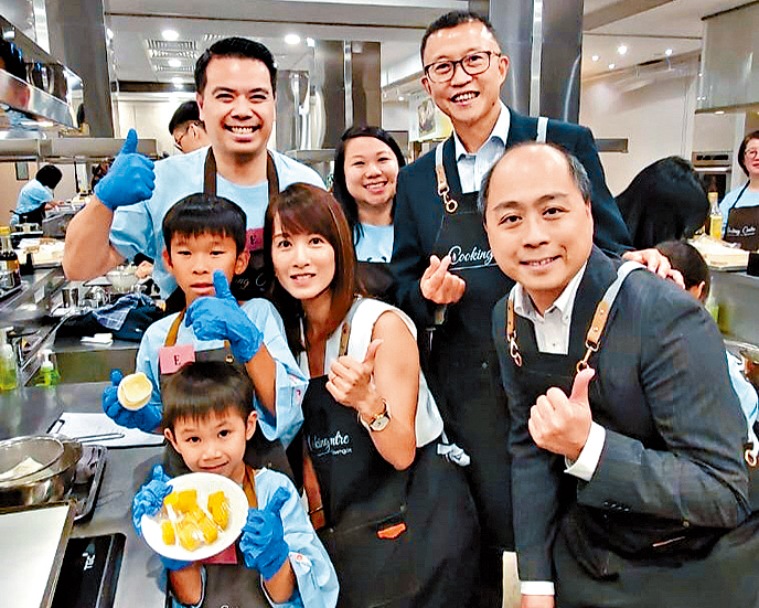 早前我與中聯辦港島工作部副部長楊成偉(右二)、南區民政事務專員張佩珊(中)等嘉賓,在煤氣烹飪中心一同製作「暖心熊貓月餅」。