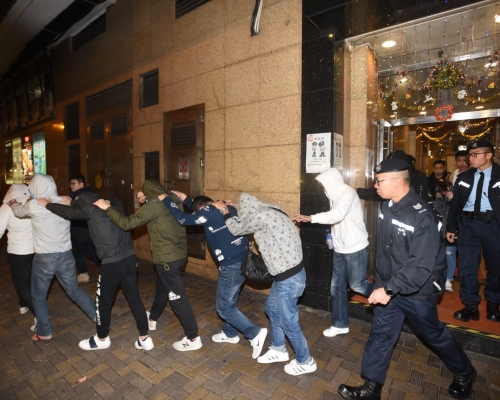 行動共拘捕21人。