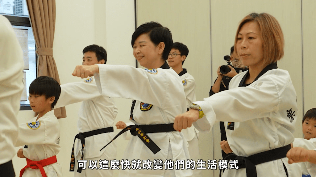 房屋局局長何永賢早前到訪過渡性房屋「啟德·東寓」。東華三院YouTube影片截圖 房屋局局長何永賢早前到訪過渡性房屋「啟德·東寓」。東華三院YouTube影片截圖