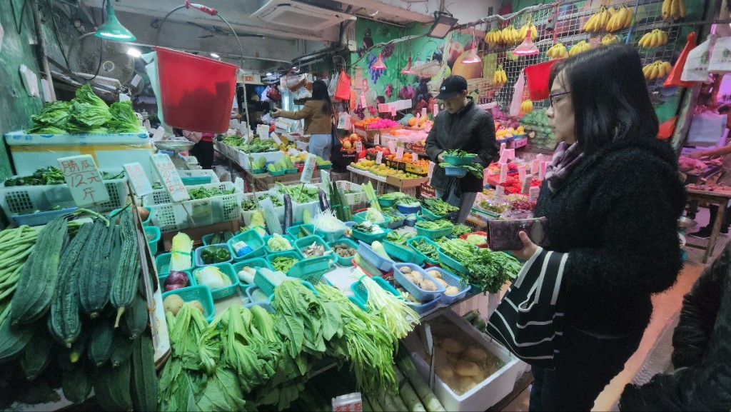 很多市民專程到街市購買火鍋食材。黃文威攝