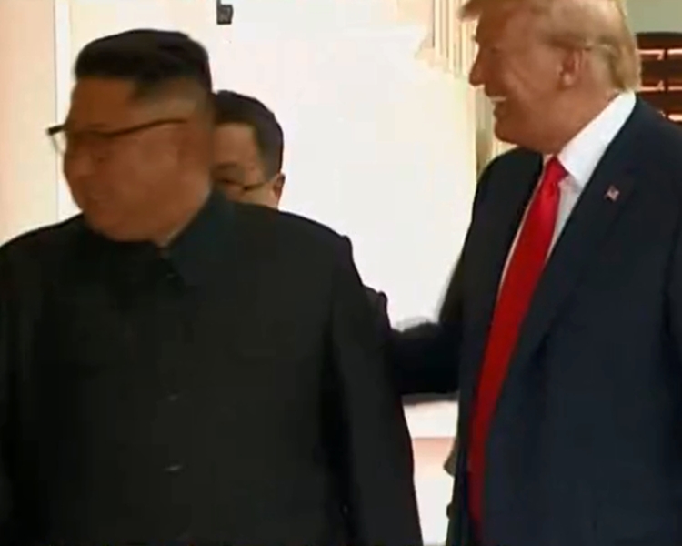 特朗普表现亲切,拍着金正恩的背让他先入会议室。