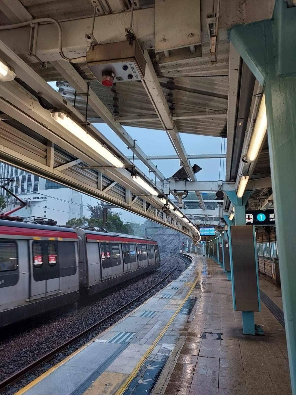 東鐵綫大學站1號月台有上蓋設施疑受天氣影而受損。
