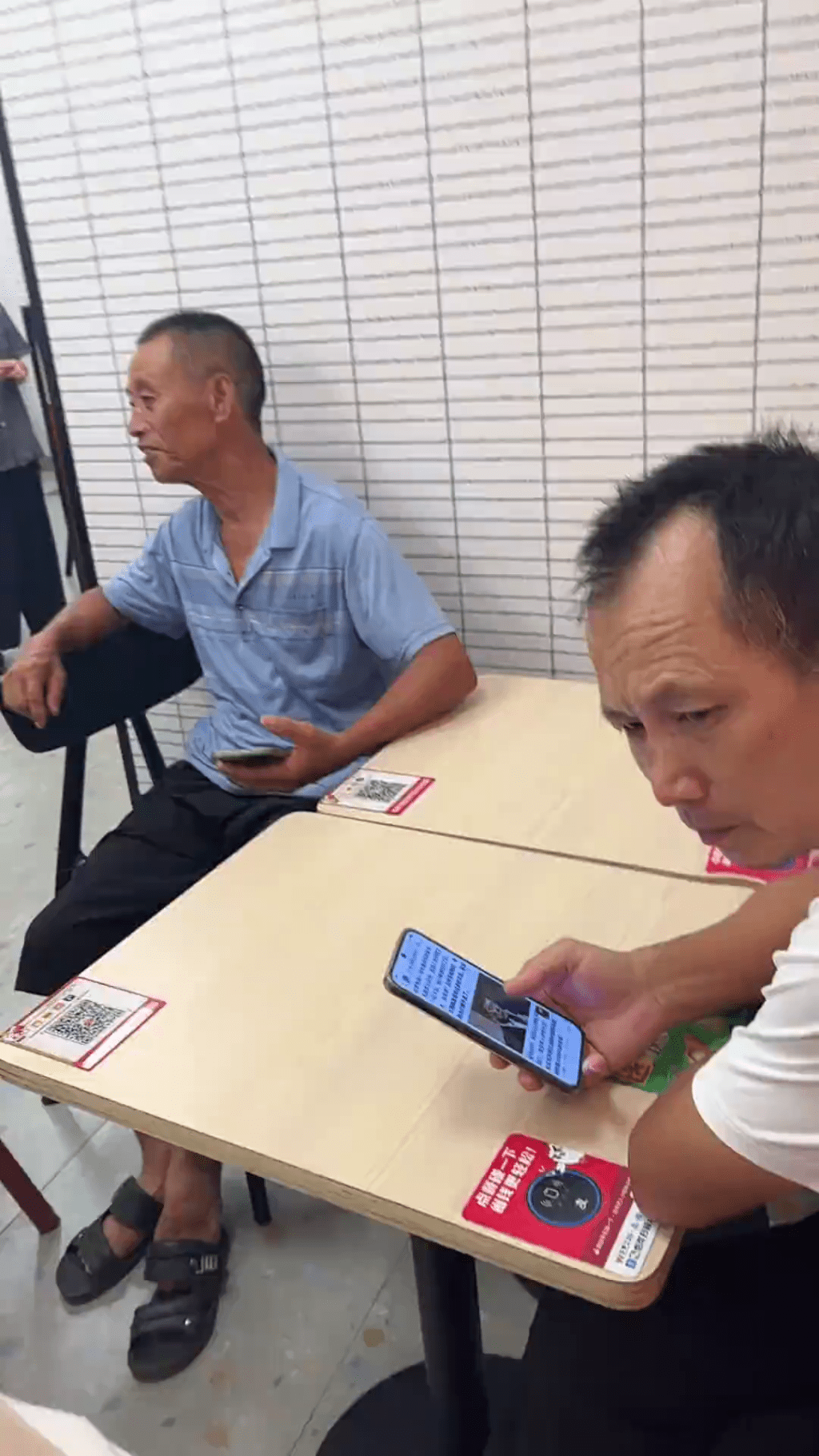 網片顯示,江西華萊士老人「佔領」漢堡店「齋坐嘆冷氣」。 網片顯示,江西華萊士老人「佔領」漢堡店「齋坐嘆冷氣」。