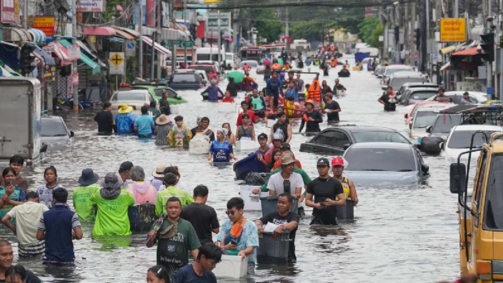 泰國水災導致的死亡人數已升至24人。圖為9月28日曼谷的水浸情況。美聯社