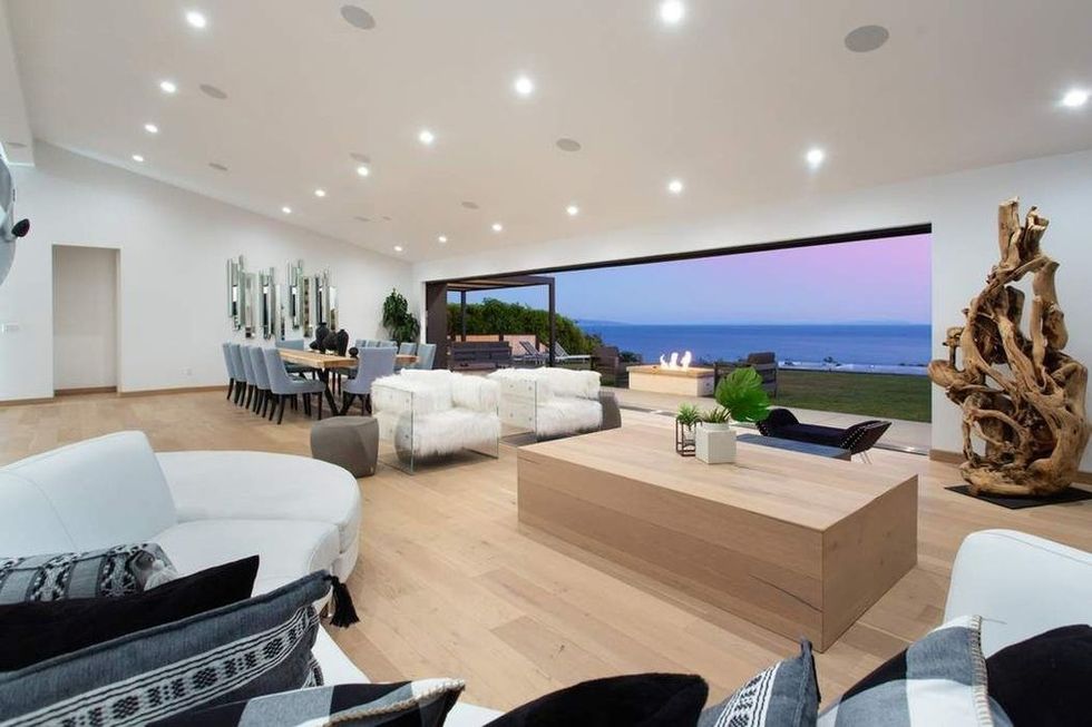 Matthew Perry事发的寓所，是他在2020年以约600万美元（约4,680万港元）购入，是上世纪60年代建成的平房（cottage），更有无敌大海景。