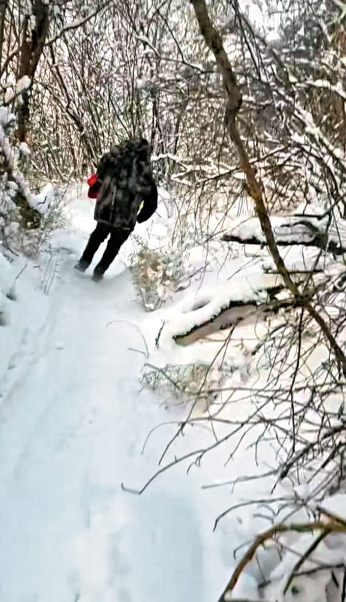 鰲山山區已被積雪覆蓋，救援人員雪中搜索。