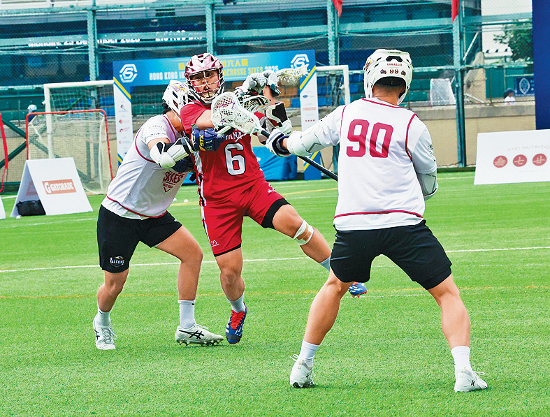 男子隊6號潘子洋（紅衫）射入銅牌戰港隊第一球。