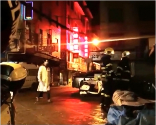 消防及公安赶到场。网图