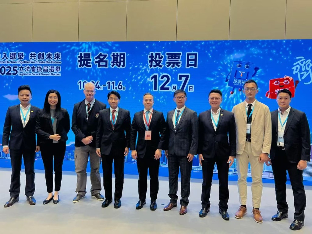 警務處處長周一鳴(左五)聯同警察評議會職方協會呼籲同袍及市民投票。 警務處處長周一鳴(左五)聯同警察評議會職方協會呼籲同袍及市民投票。