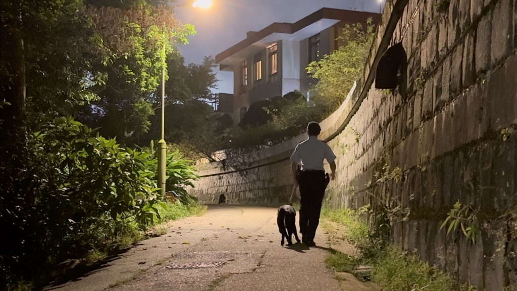 警員率警犬在山徑巡邏