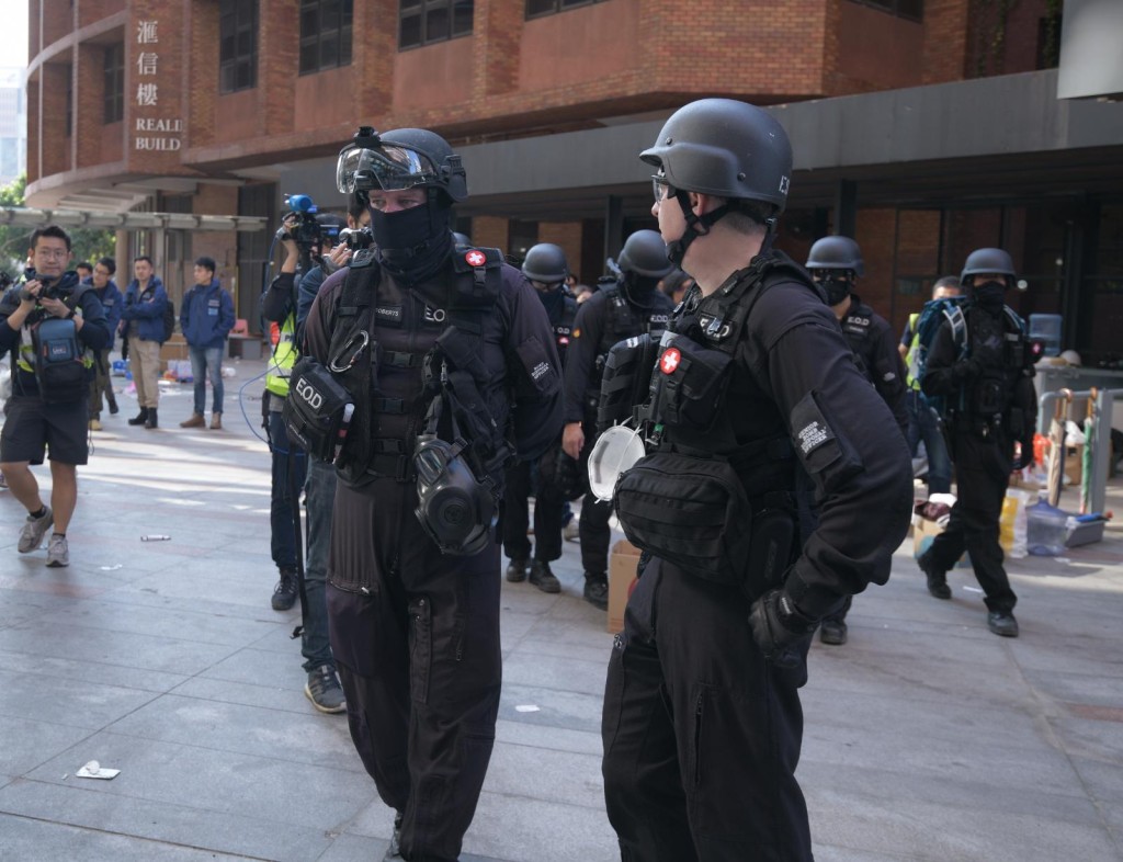 警方爆炸品處理課及鑑證科人員於理大多處視察及檢查。 