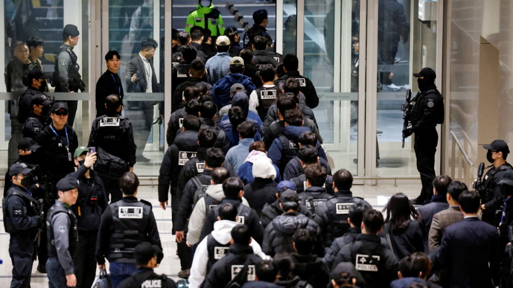 73名涉及在柬埔寨進行電騙的南韓籍疑犯，遭遣返回國。路透社