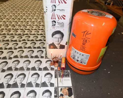 旁邊垃圾桶被寫有「化寶盆」字樣。
