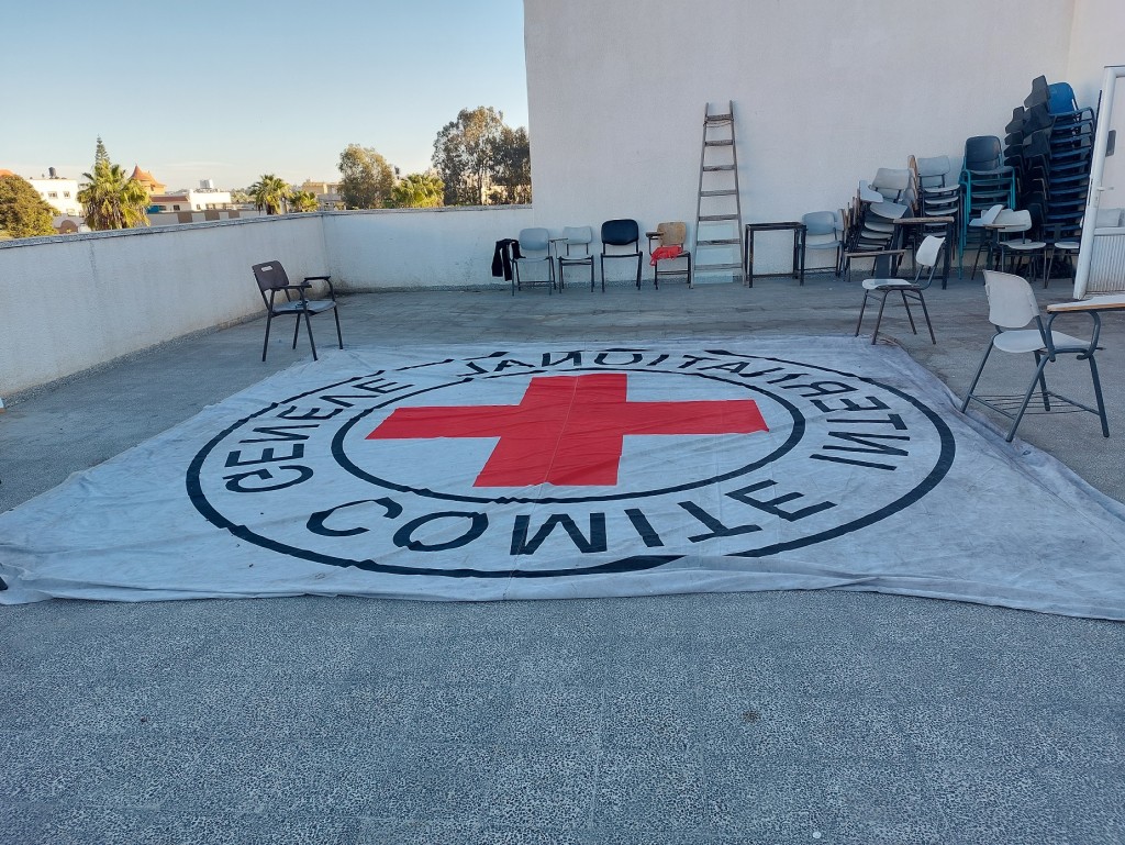 医院天台放置的红十字国际委员会标志。欧耀佳提供