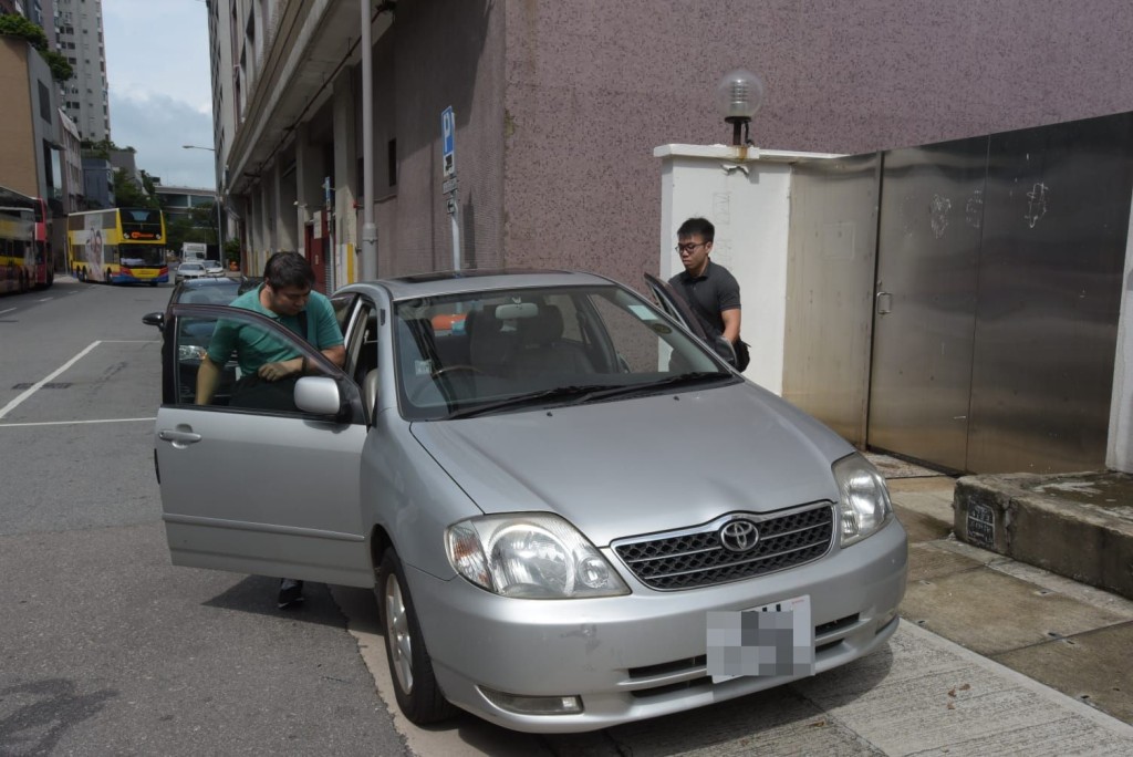兩名便衣警員認屍後離去。歐陽偉光攝