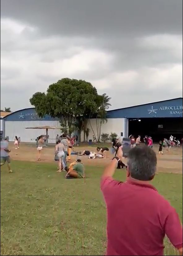 跳傘員失控高速撞向觀眾。影片截圖