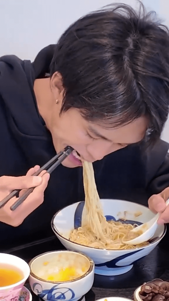 大迫杰品尝蟹黄面等地道美食。 大迫杰品尝蟹黄面等地道美食。