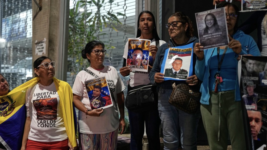 委內瑞拉政治犯家屬在「螺旋大廈」外集會。 美聯社 委內瑞拉政治犯家屬在「螺旋大廈」外集會。 美聯社