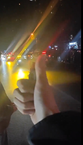 有圍觀市民支持外賣員。 有圍觀市民支持外賣員。