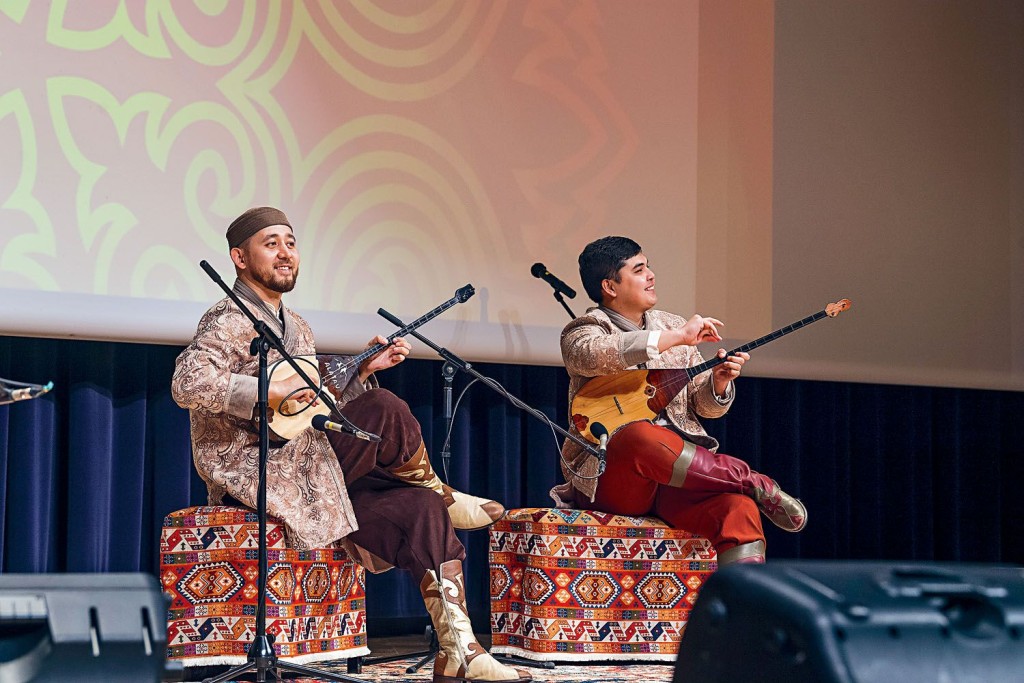 Alatau代表团以传统乐器「冬不拉」弹奏乐曲，呈现中亚音乐文化面貌。