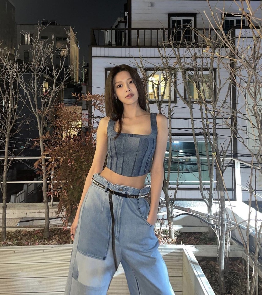 除了逆天长腿,秀英的川字腹肌同样令人羡慕!