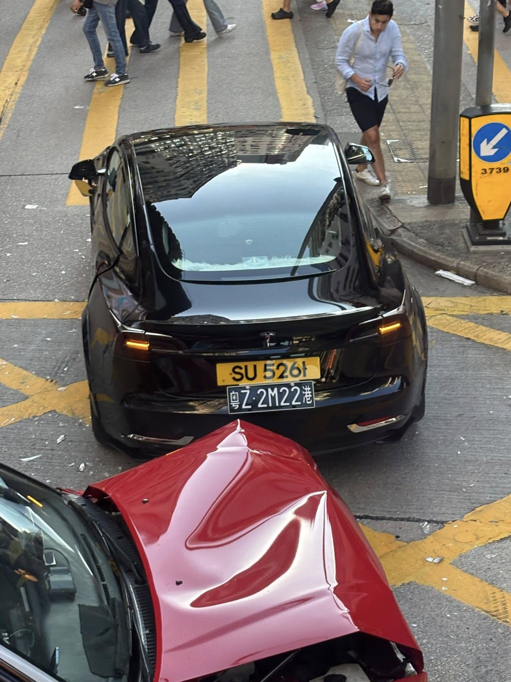 涉事私家車掛有中港牌。網上圖片