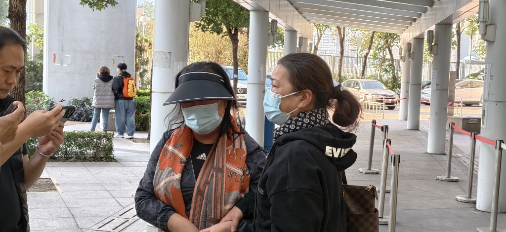 死者的母亲（图左）及女亲友到殓房认尸伤心不已。