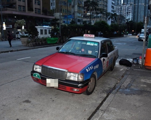 司機將的士停靠路邊,並扳下座椅在車上睡覺,期間被賊人偷偷打開車門盜走背包及手機。