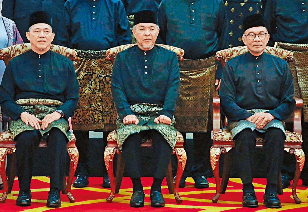 兼任財長的安華(右)與兩個副首相阿末扎希(中)、法迪拉(左),昨日宣誓就職。