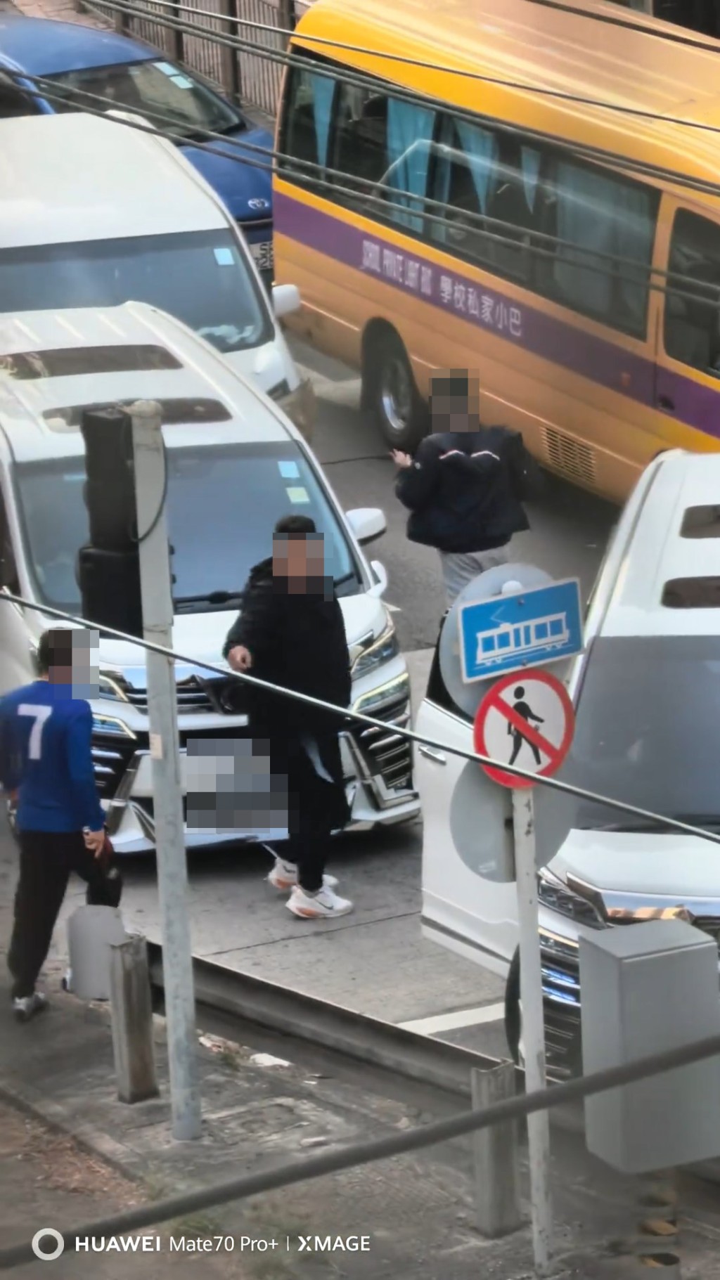 肥男叫藍衫男先返上車。網上片段截圖