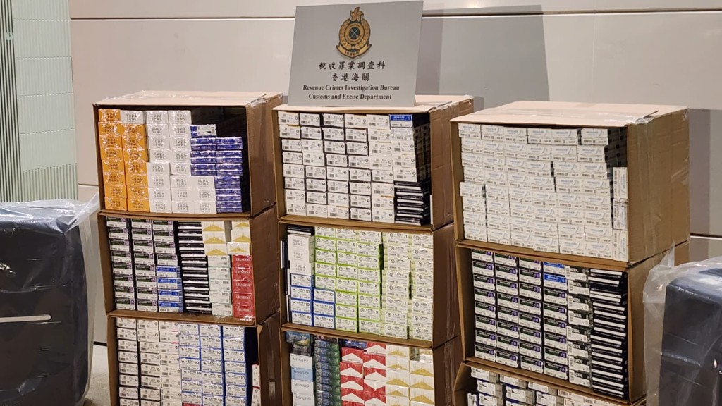 行動中海關人員共撿獲109,600支私煙，估計市值約50萬港元，應課稅值約36萬港元。黎志偉攝